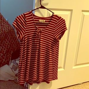 Short sleeve maroon top